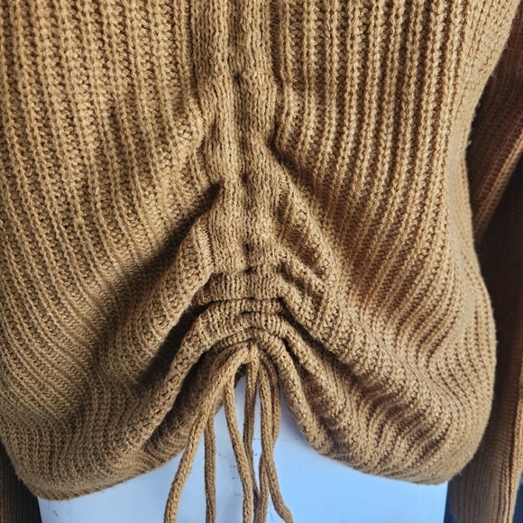 Full Circle Trend Woman's Cropped Tan Sweater with Cinched Tie Front Sz Medium - Picture 3 of 9